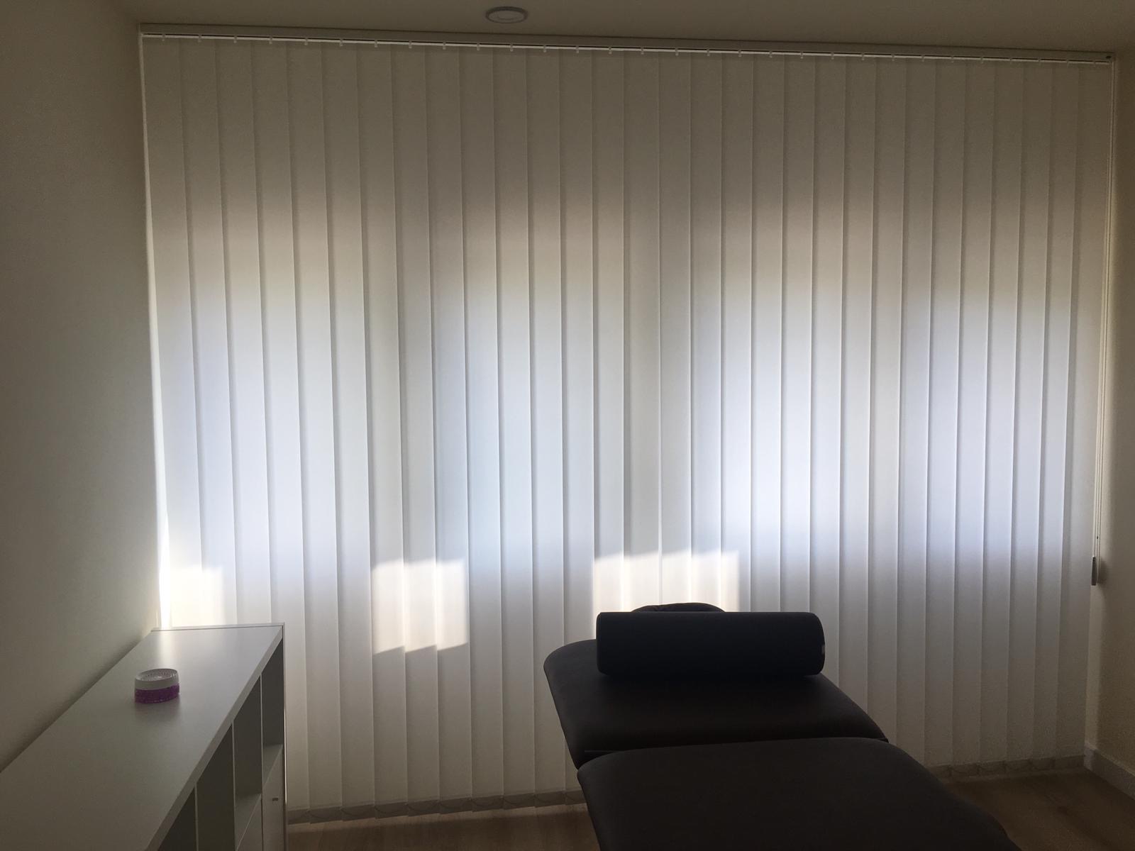 Sala de tratamiento con camilla profesional